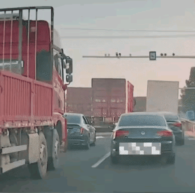 这样变道太危险了。小轿车有可能走错道了，该执行的，他竟然走到右转道了，等他发现的