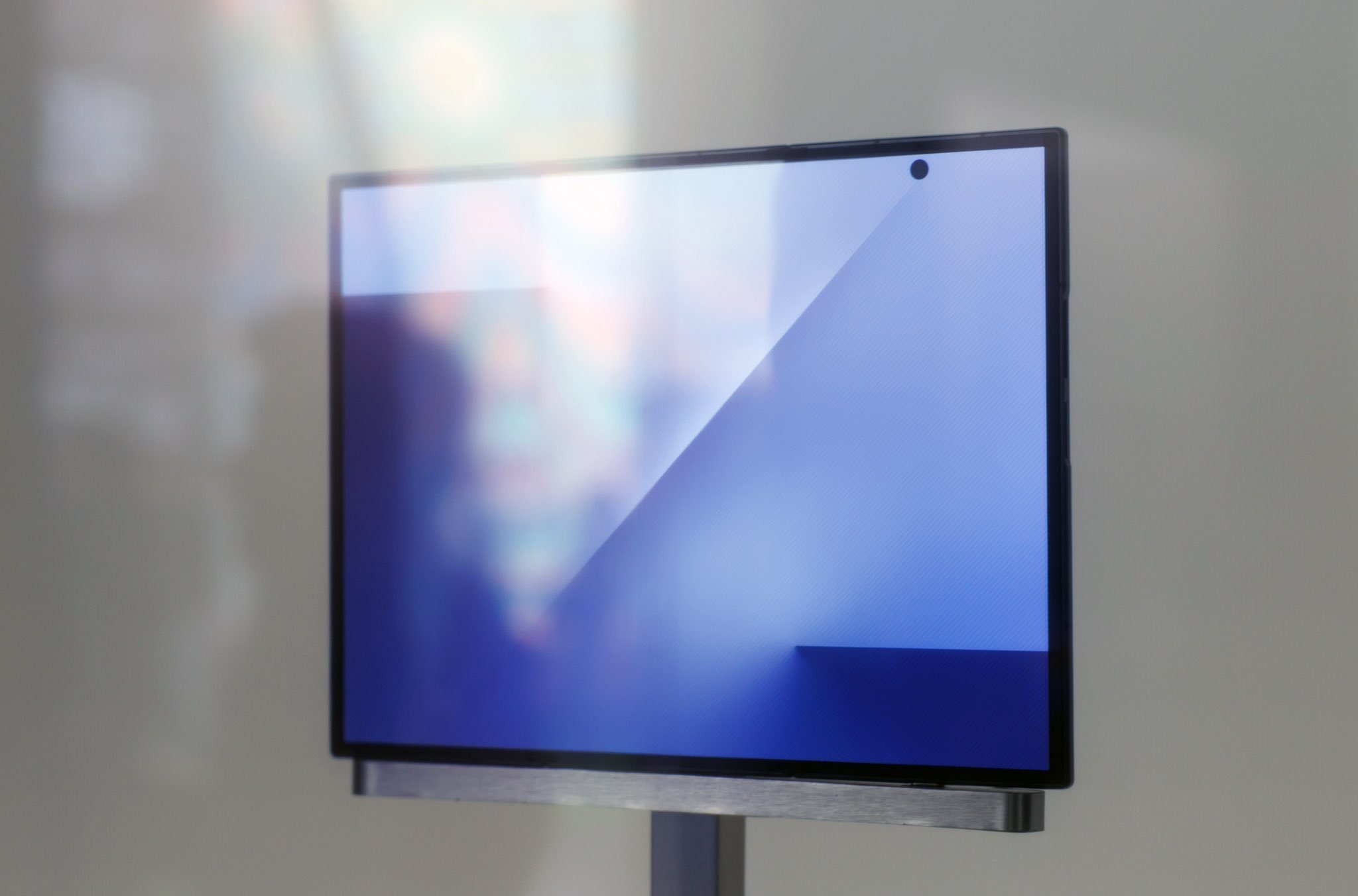 Galaxy Z Tirfold  售价 360 万韩元（约合 2446 美元）