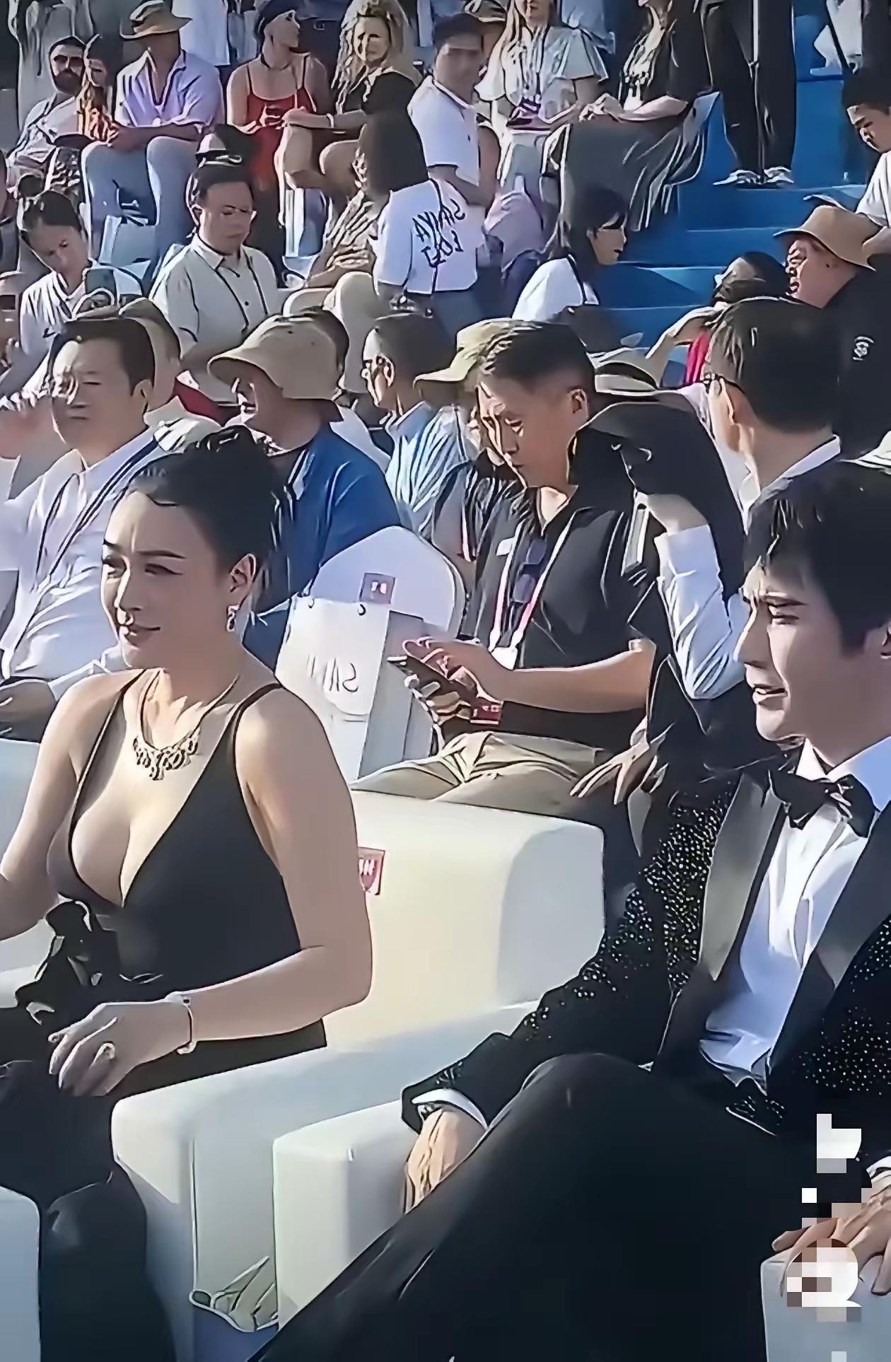 钟丽缇这造型，张伦硕的脸都快拧成麻花了😂
 
咱就是说，钟丽缇这一身造型，真的