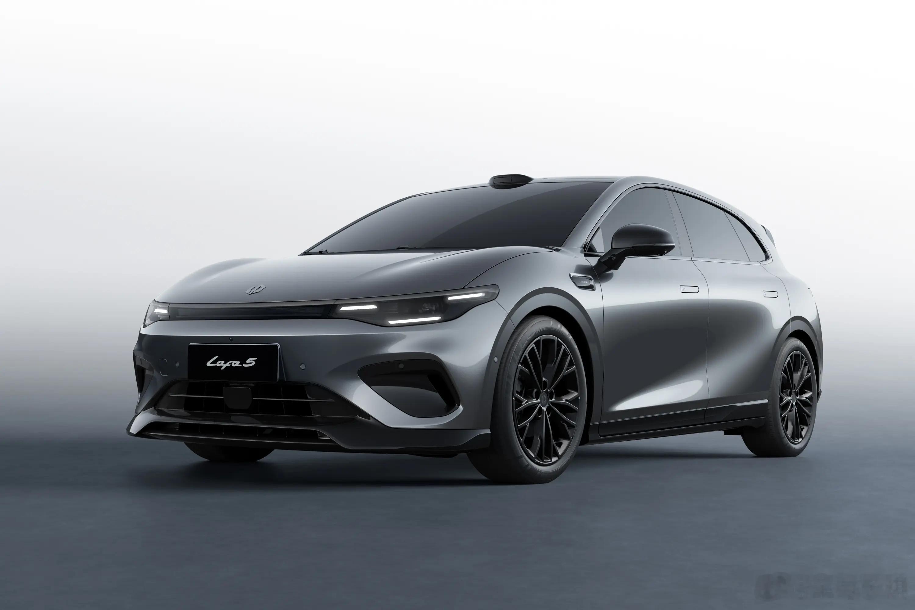 零跑Lafa5开了一段时间，确实抓到了年轻用户的审美密码。无框车门+溜背设计不是