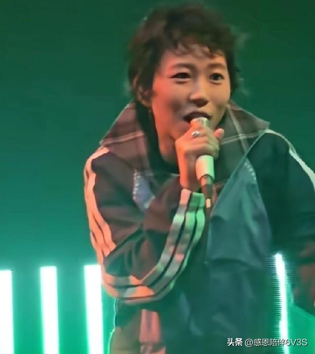 哎，遗传这事儿真挺玄乎的。王菲那嗓子绝对是天赋，她女儿吧，你说没遗传到音乐细胞那