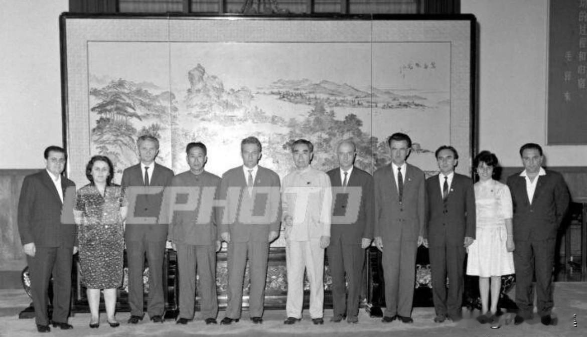【周总理历史上的今天——5月28日】
1967年5月28日，中午，周恩来总理接见