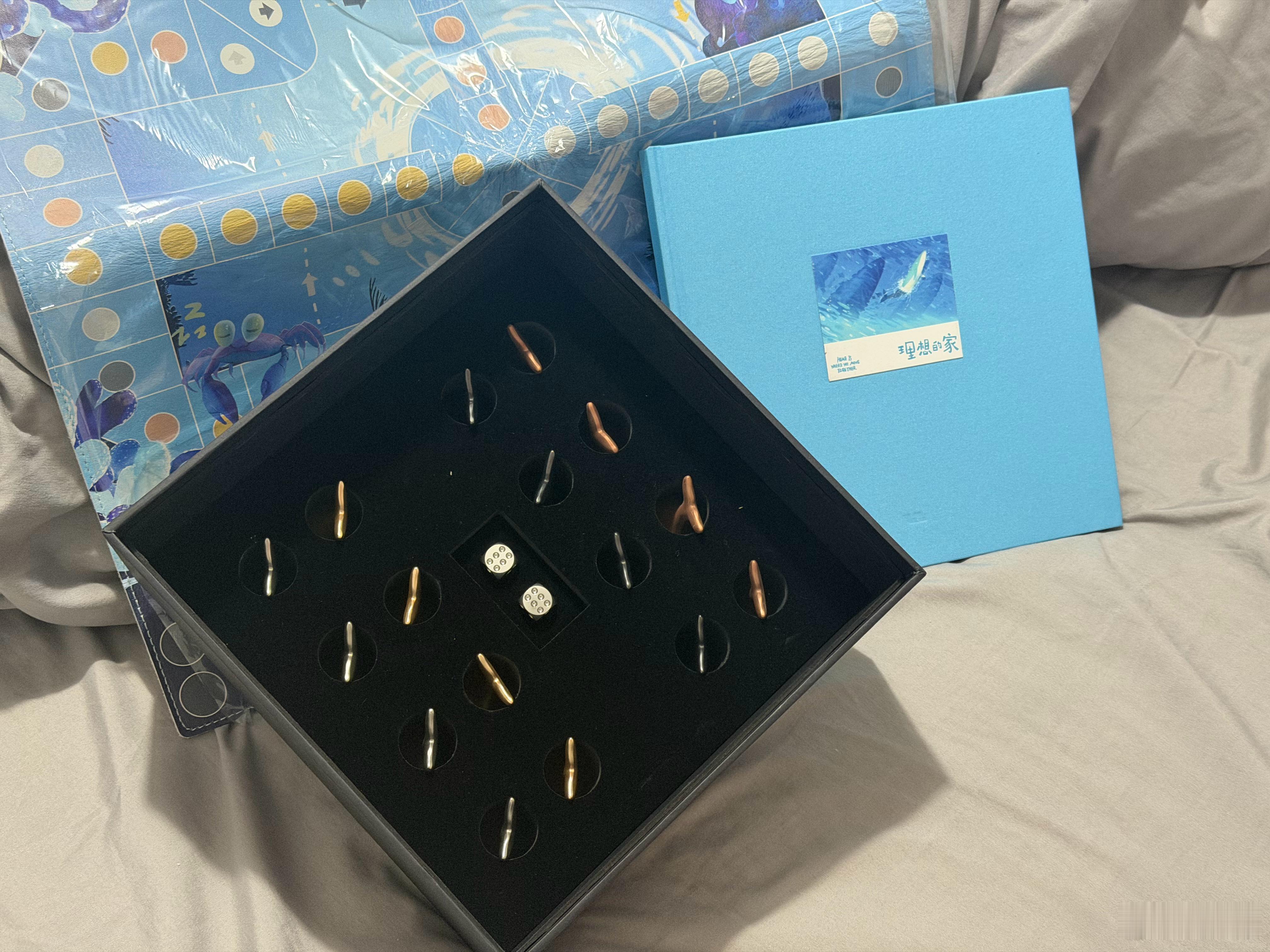 翻仓库，整理出来一盒当年理想MEGA发布会的伴手礼，全金属的，质感还挺好。有机会