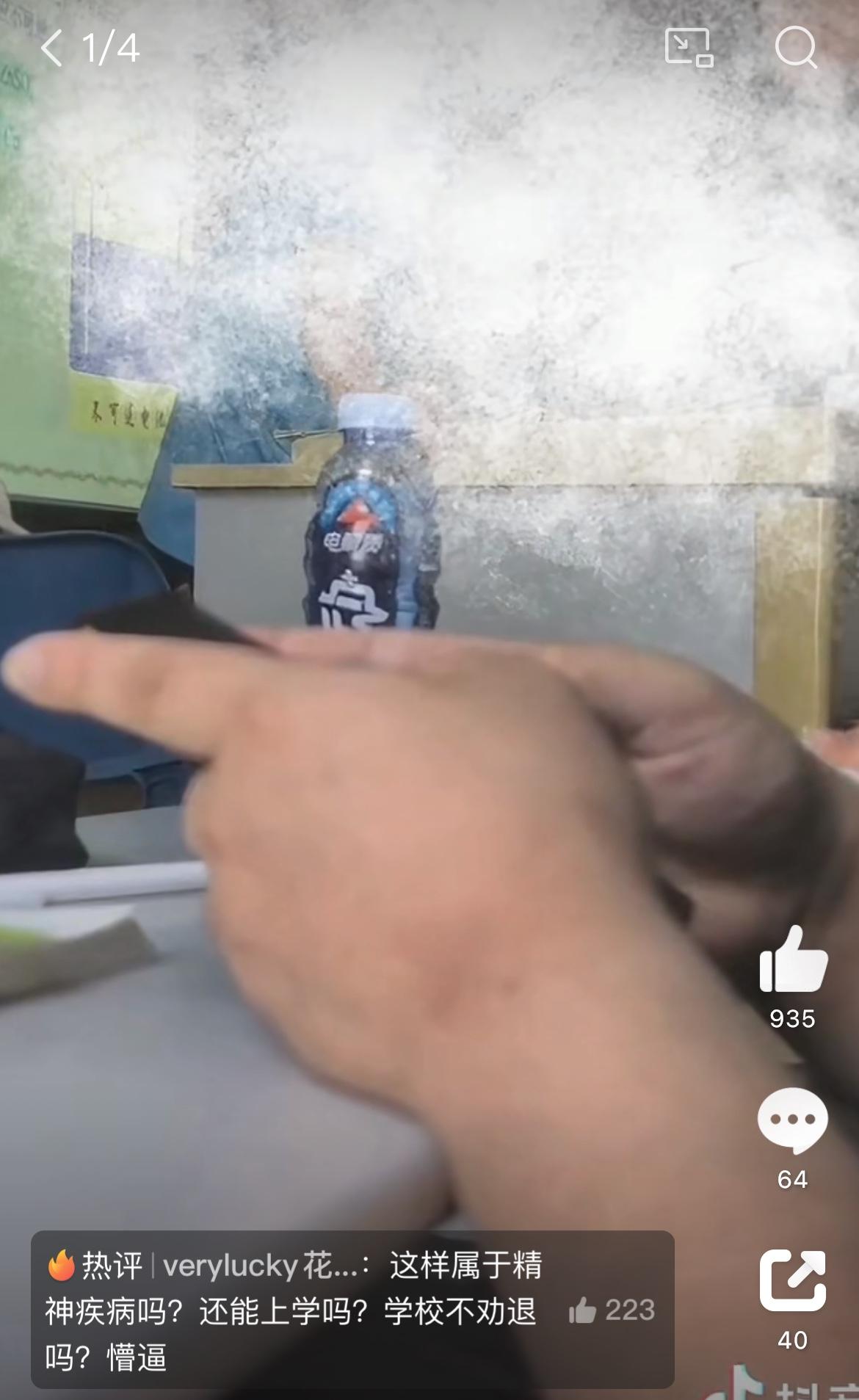 上海一所高校的课堂上，一个男生因为上课睡觉，被老师轻声提醒了一下，结果整个人瞬间