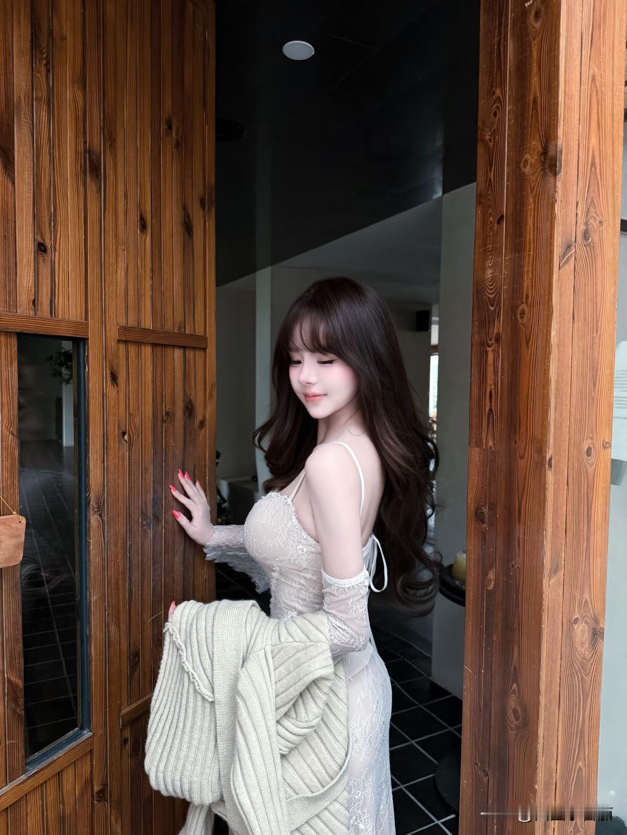 风遇山止，船到岸停，我遇你，便是满心欢喜
美女