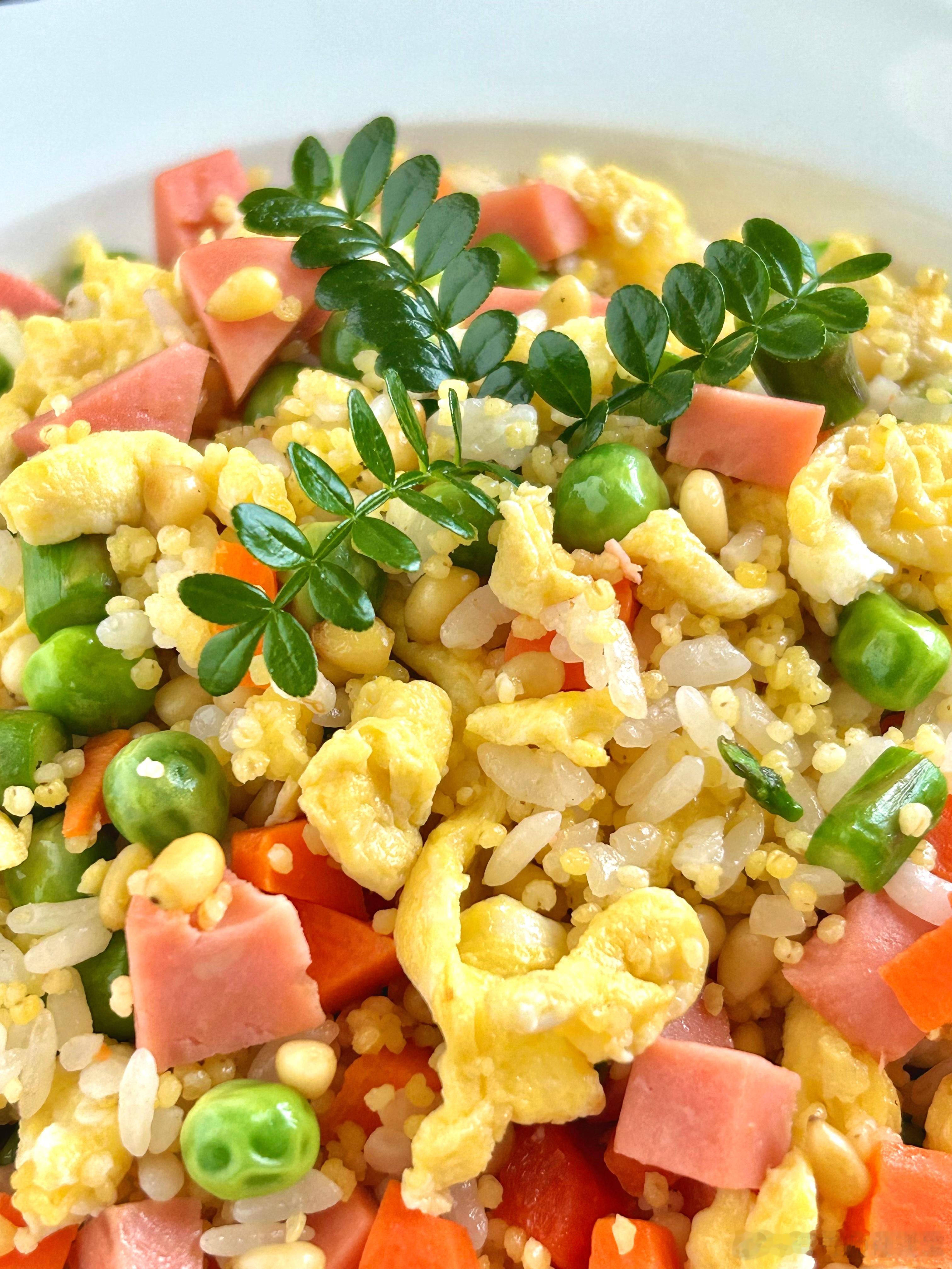 #营养素养up##健闻登顶计划# 【美食分享】：豌豆时蔬蛋炒饭✔️原料：二米饭，