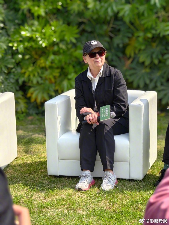【《寂静的朋友》主创到上海：#梁朝伟和银杏树演对手戏#，i人这次拍舒服了】#梁朝