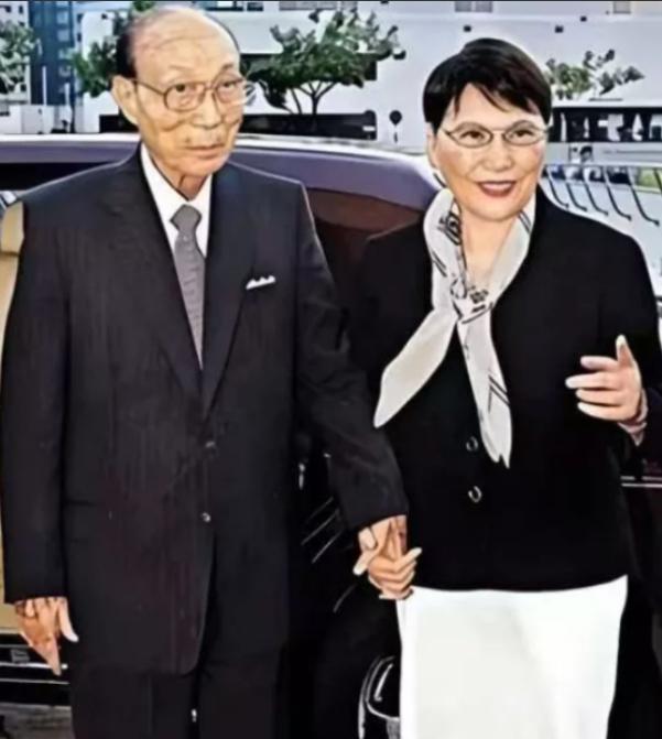 邵逸夫是个谜，他每年向国内捐 1 亿港币，2014 年邵逸夫去世，他死后 200