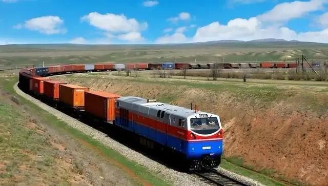 现代版“铁道游击队”直捣俄腹地！
6500公里大后方被炸，俄军重要补给线遭切断