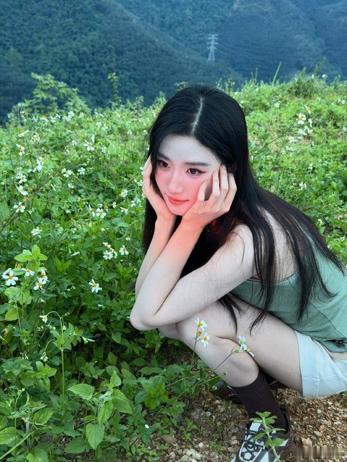卢昱晓清透氧气感 谁被卢昱晓这组版纳大片狠狠惊艳到，身处繁茂草木之间，浑身散发着