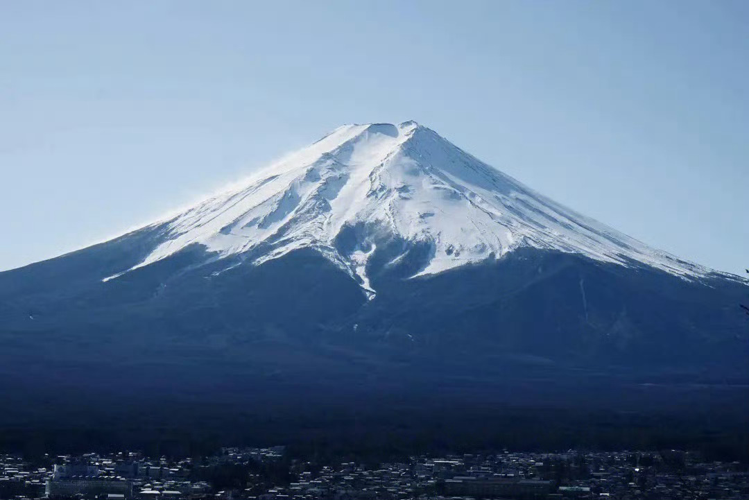 日本末日预言者开始改口这不还有几个小时呢？咋还半场开香槟呢？可不兴啊 ​​​