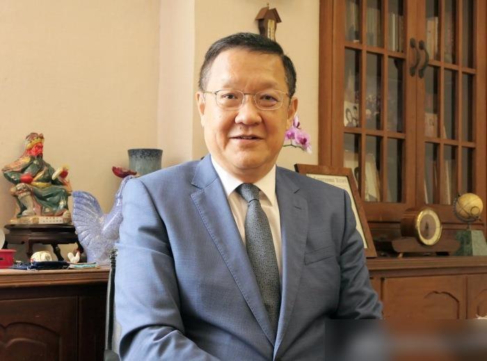 台湾名嘴介文汲说，中国援助菲律宾化肥和汽油，给菲律宾发出了“错误的信号”。

真