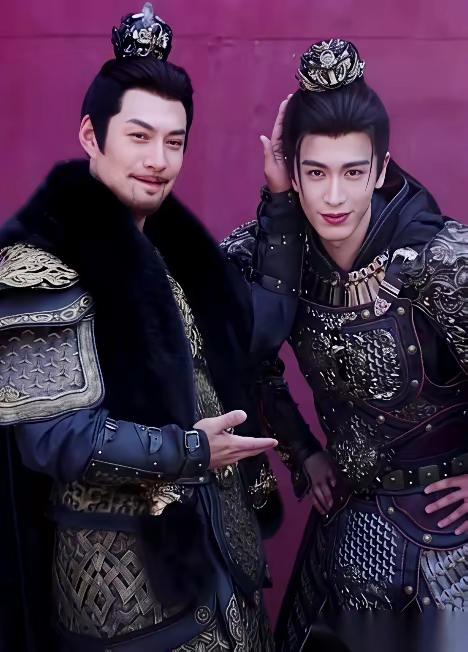 严屹宽这波接话，简直是娱乐圈高情商教科书。
 
主持人当众问他怎么看张凌赫“粉底