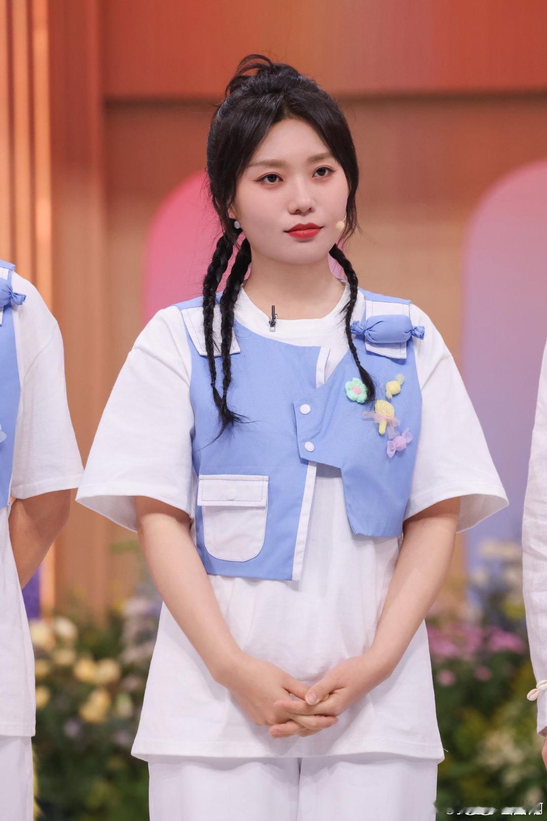 李雪琴死去的回忆又回来了 默契问答环节，李雪琴看到选项A是一边做仰卧起坐，一边说
