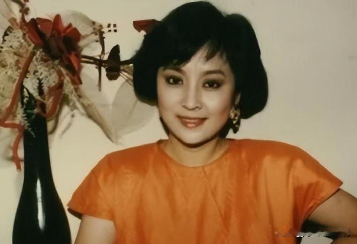 半世纪前因误会离婚，2019年一句“我还爱你”达成世纪和解。她说过“若重来还嫁他
