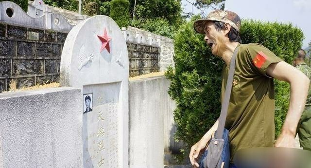 我们必须记住那些保家卫国牺牲的烈士和活着的老兵。深切缅怀为国牺牲的军人，祖国和人