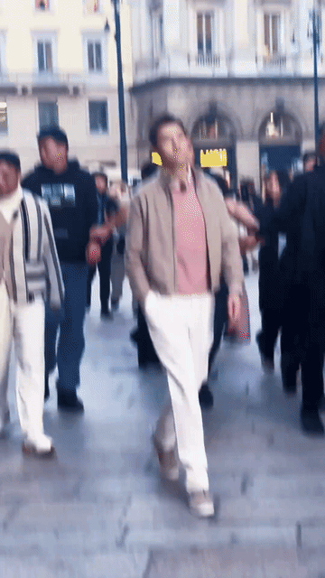 走在前面的陈伟霆逛的是意大利，沈腾和贾冰是在哈尔滨中央大街瞎溜达，腾叔这是冷吗？