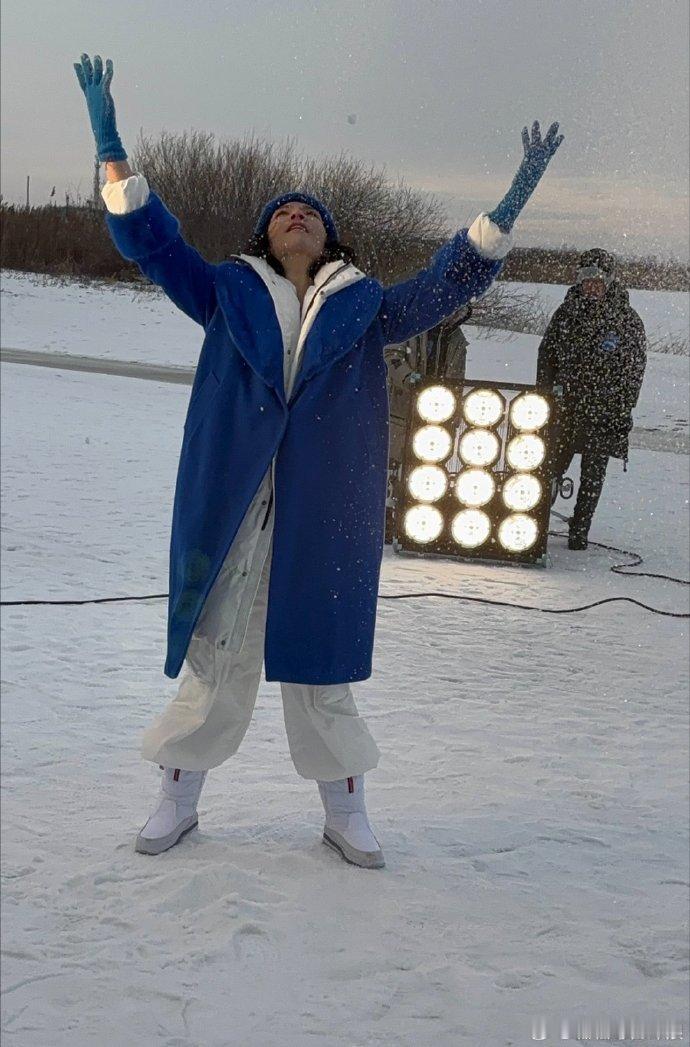 向佐到哈尔滨吃雪  向佐在尔滨一秒钟800个动作 向佐在哈尔滨，开启疯狂之旅。冰