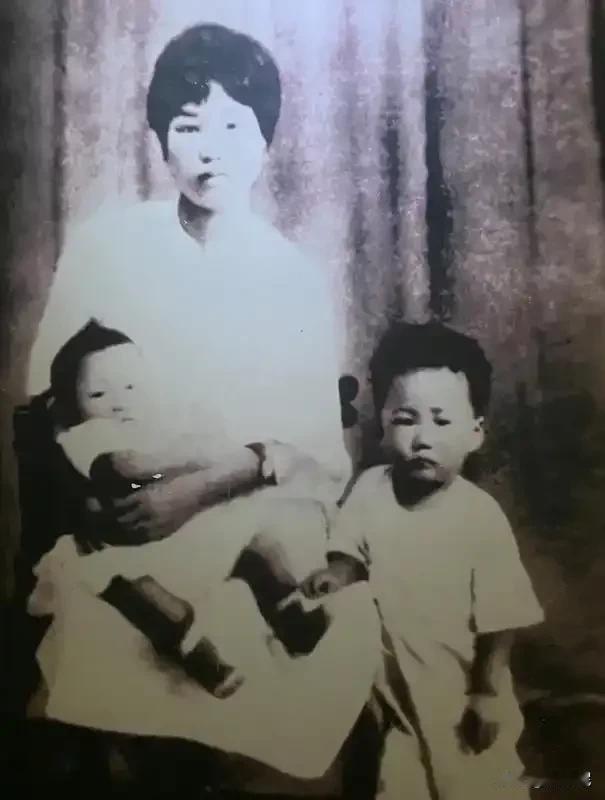 上午10点，杨开慧被执行枪决。

第一枪，没死，一直暴晒到下午3点，刽子手姚楚忠