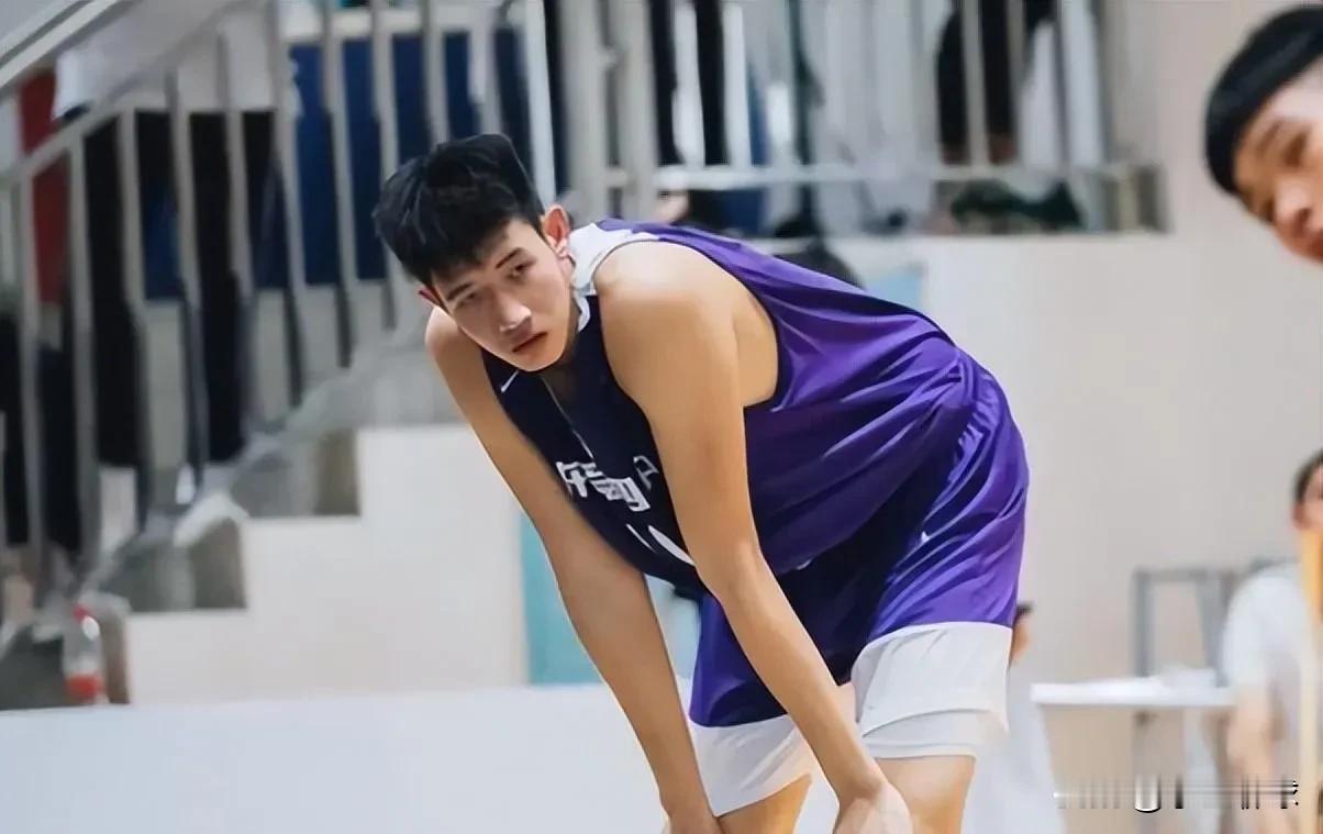 我挺希望今晚广东宏远打合肥狂风队的比赛中合肥狂风队能给多些上场时间给彭士峻，广东