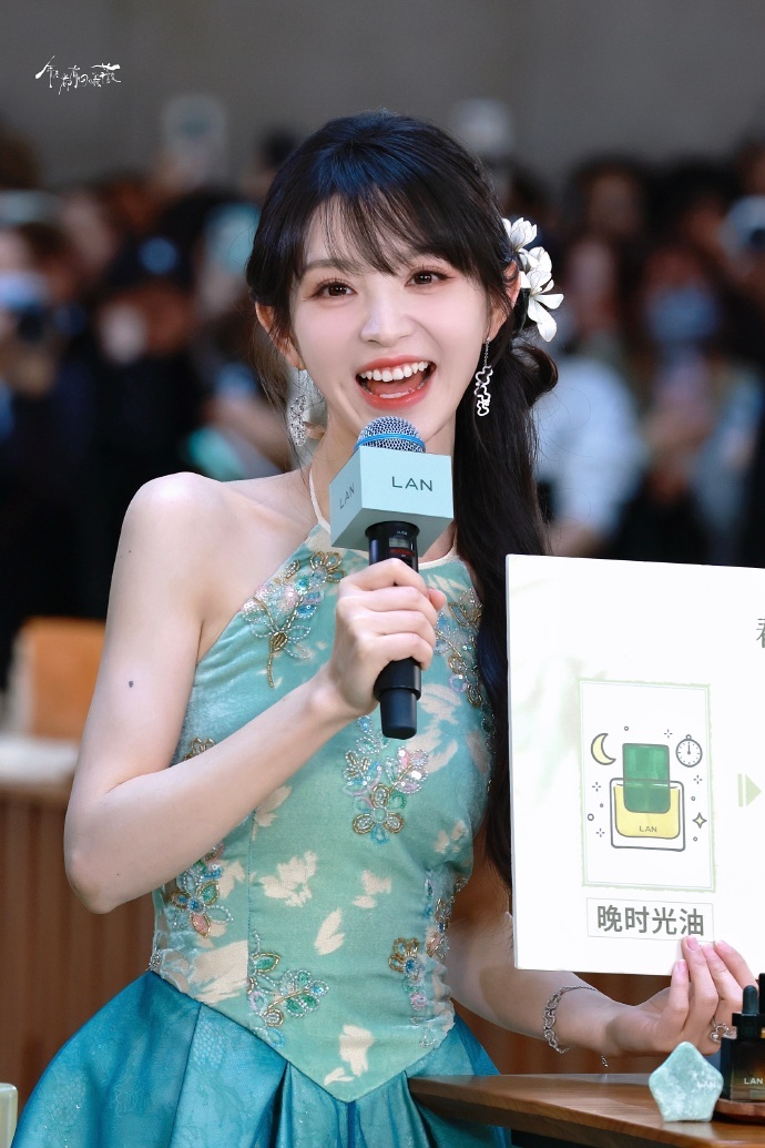 陈都灵田曦薇同款裙子田曦薇这套好温婉啊，这个绿色太清透了！好美好萌！ 陈都灵田曦