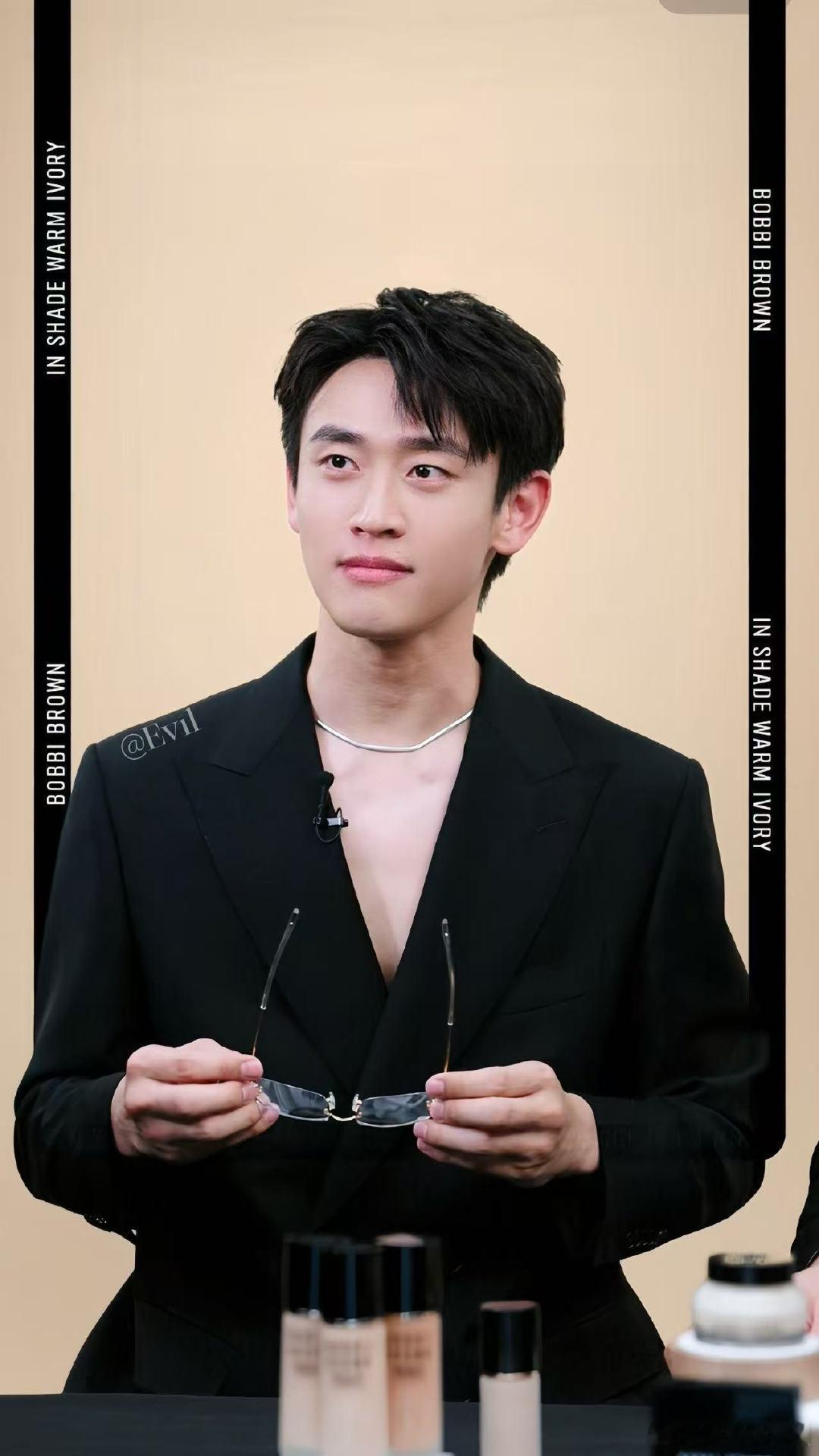 王天辰真空v领开到我心里了 真空V领西装，王天辰再次刷新了我们的审美极限！他用自