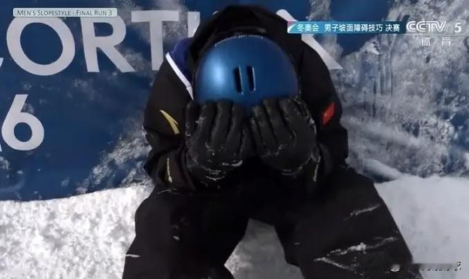 在今天进行的米兰冬奥会单板滑雪男子坡面障碍技巧决赛中，发生了特别感人的一幕。当时