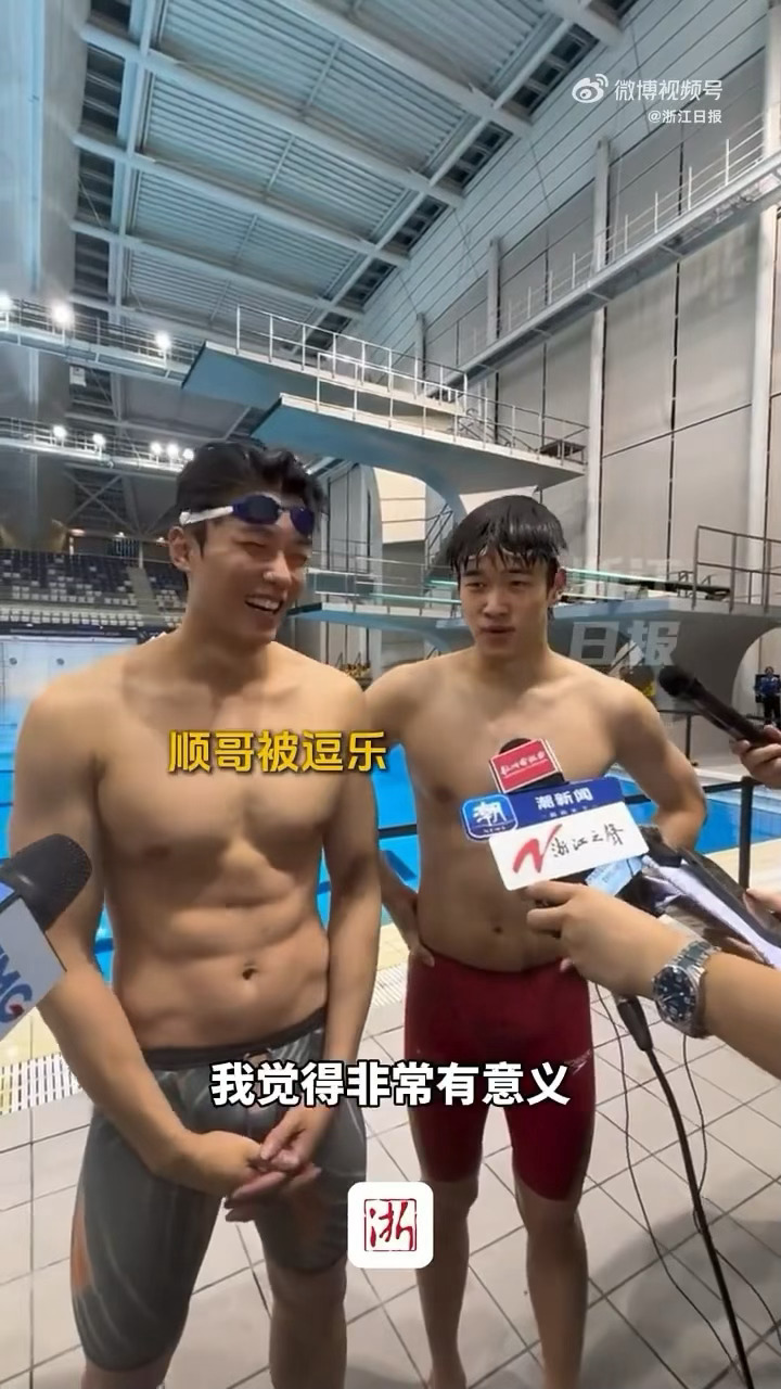 老乡鸡你也喜欢我们潘汪表情包来自上海世界杯双采潘乐：“第一次跟顺哥比他的主项”成