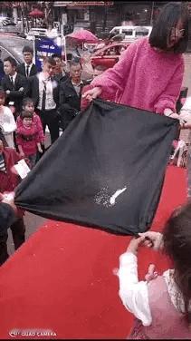 很神奇的魔术，就算近距离也看不出破绽。