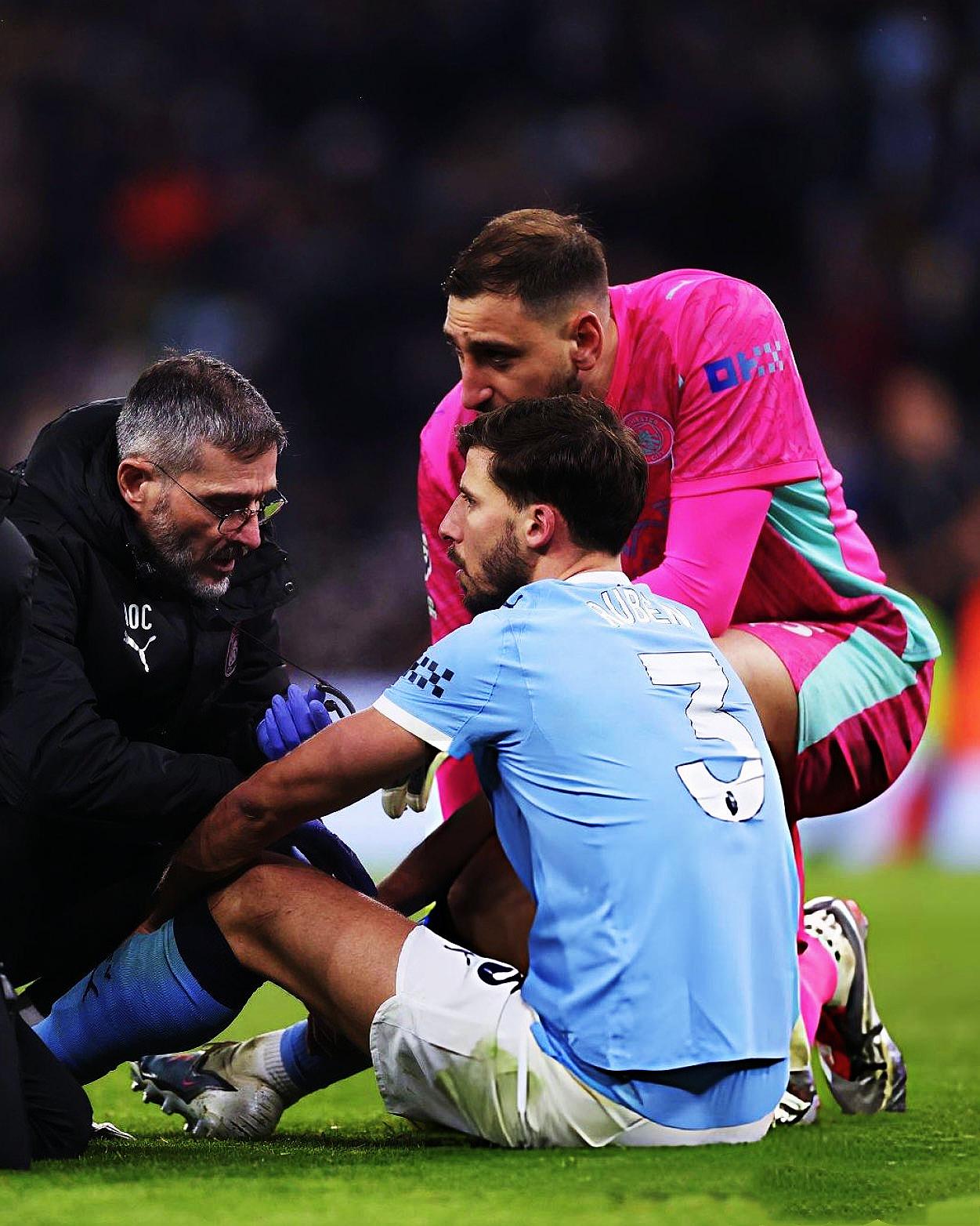 曼城追赶阿森纳的道路上，遇到大麻烦了。主力中卫组合迪亚斯和格瓦迪奥尔都受伤了，格