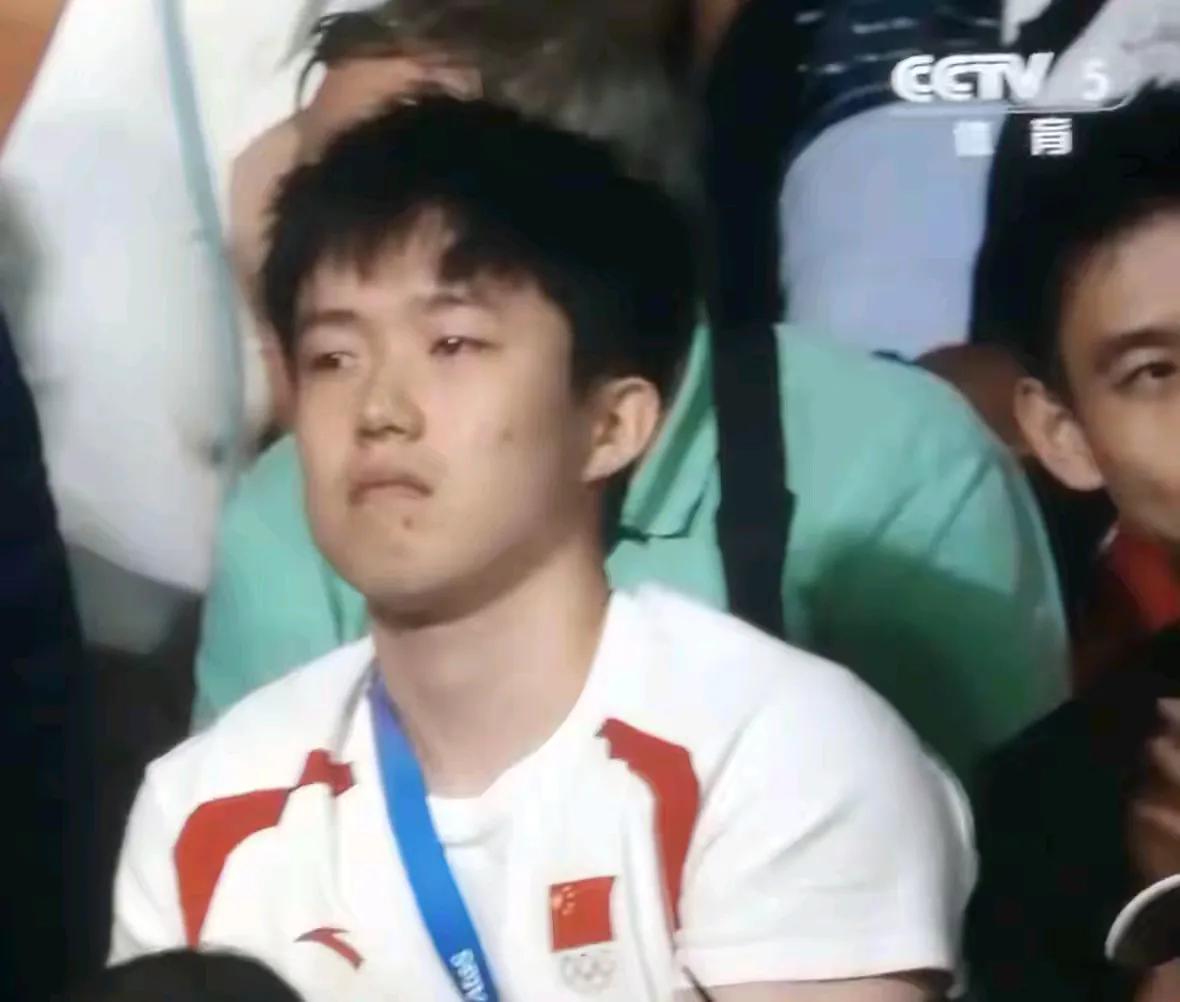 镜头下的王楚钦，看的让人心里好心酸！

像一个做错事的孩子！关键是他做错了什么？