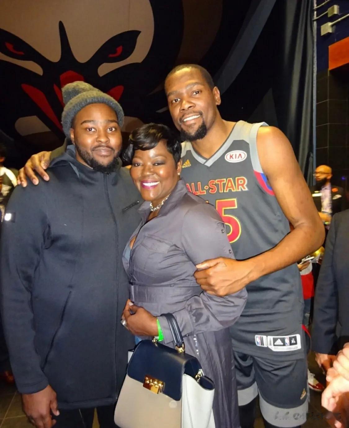 NBA巨星杜兰特曾坦言：想喝38岁女星斯嘉丽的洗澡水，可是如果看了斯嘉丽的近照，