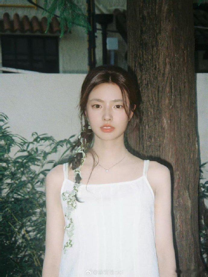 杨洋请客徐若晗剧组杨洋徐若晗的哥妹友谊太戳人，直接包下剧组奶茶，太宠了杨洋请徐若