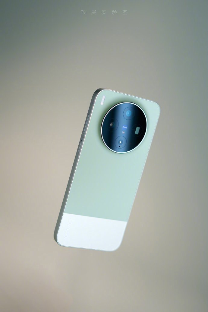 这个颜色的手机谁不爱呢？vivo X300s 这个胶片绿好春天啊，影像方面依旧是