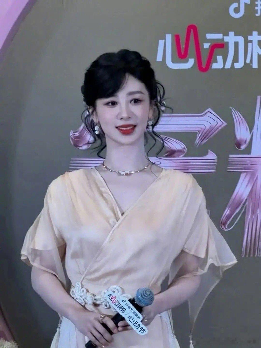 杨紫今日线下活动出图，状态如何？ 