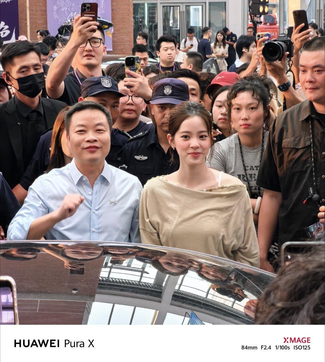 小鹏MONA欧阳娜娜冲我笑了来听大师兄讲脱口秀抓拍的还不错吧[doge] ​​​
