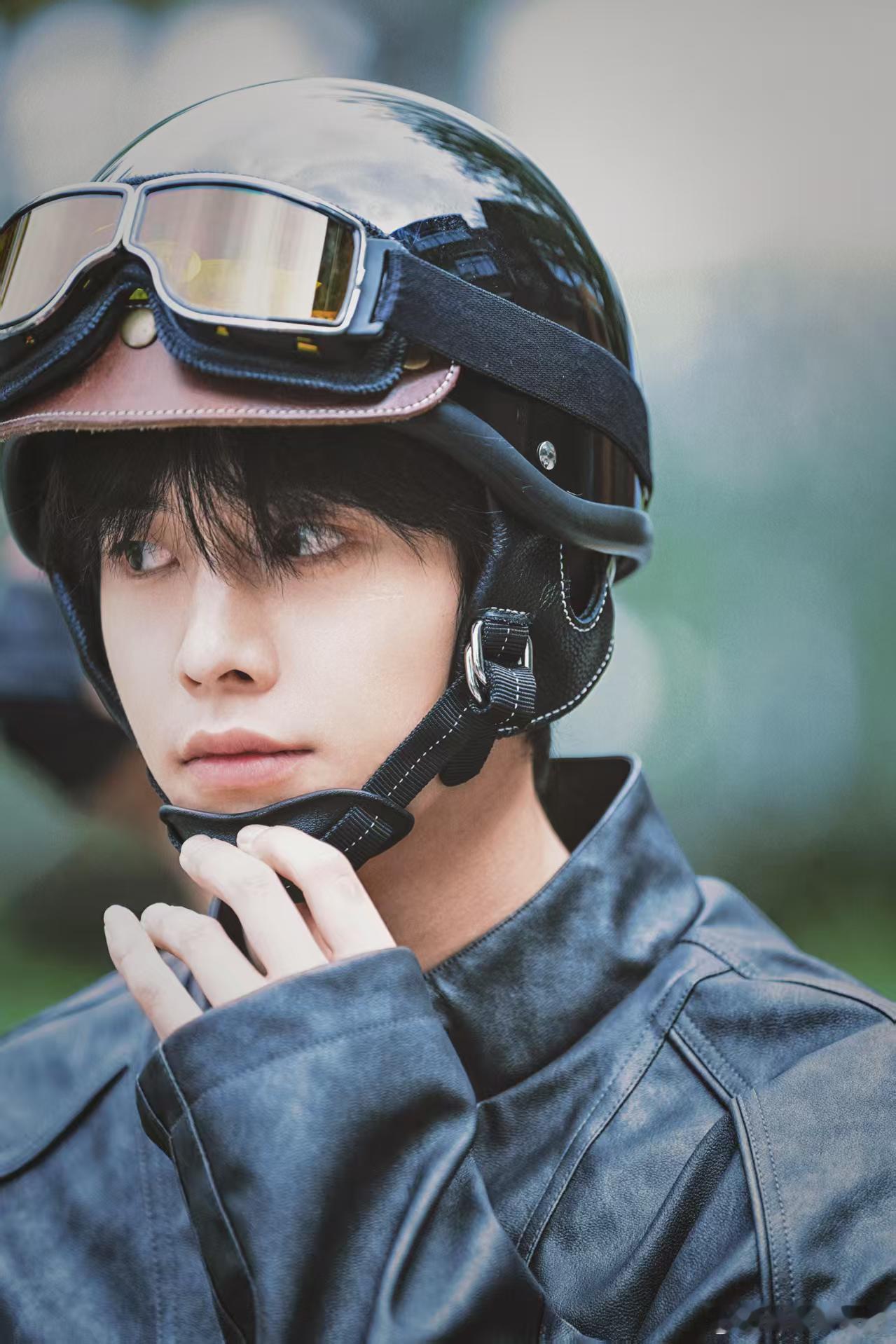 何与收拾好扳手钳子撬棍准备升咖吧何与这演技，靳朝这角色，我直接封神修车打拳和帅气