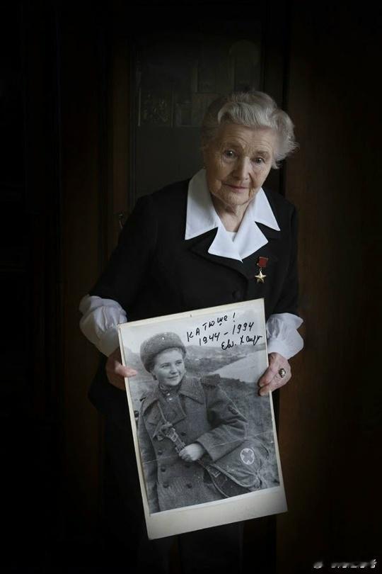 二战老照片，女医疗兵和女机枪手。1944年12月4日，米哈伊洛娃·叶卡捷琳娜·伊