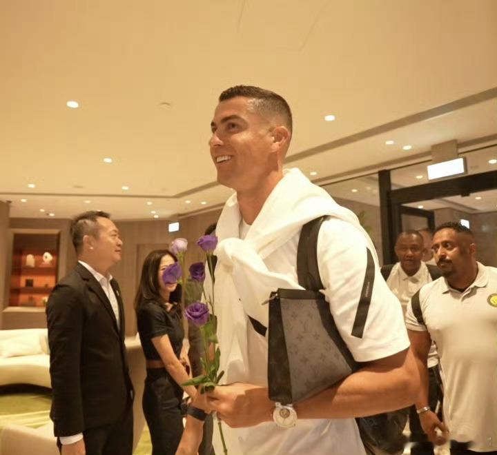 C罗随队抵达中国香港！！！ ​​​