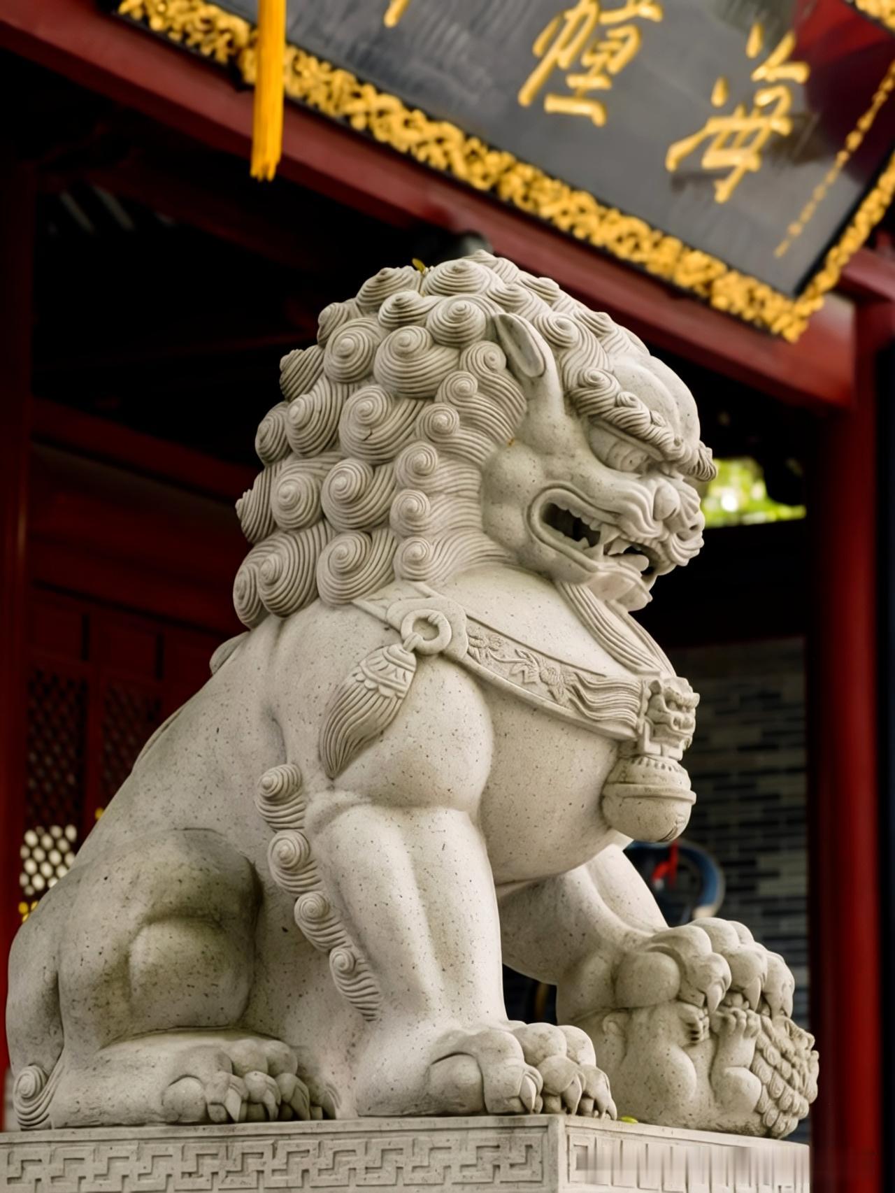 《海幢寺夏语，一池荷风渡禅心》
    海幢寺里，飞檐叠翠映着绿瓦流光，檐角瑞兽