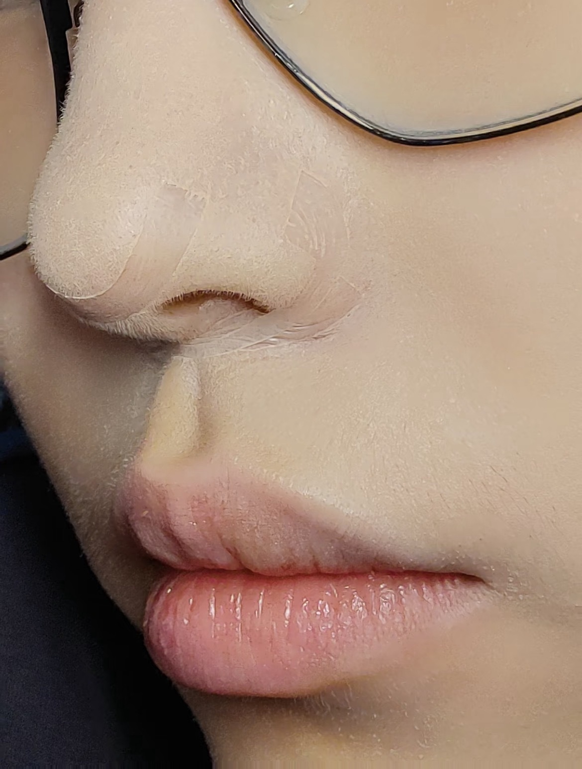 老师们贴鼻贴都这样吗..感觉贴了一个好完美的鼻贴..但是不上色啊完全...老师们