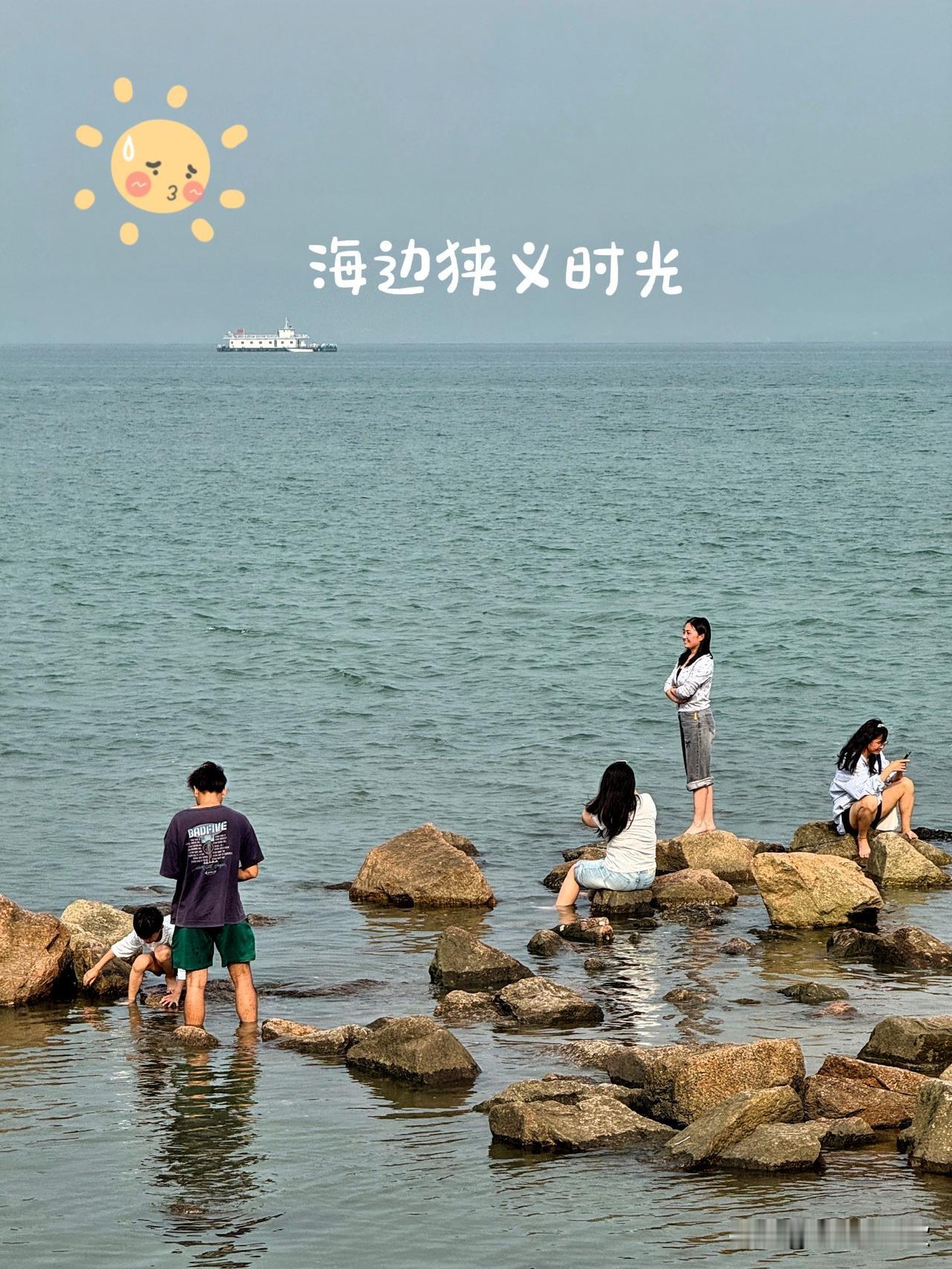 深圳湾海边简直是宝藏打卡地。周末去了一趟，那风景绝了。沿着海岸线漫步，海风轻柔地