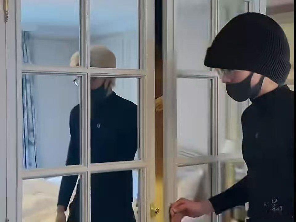 王鹤棣无中生帽王鹤棣帽子特效亲爱的客栈王鹤棣头上凭空多出一顶帽子，后期也太调皮了