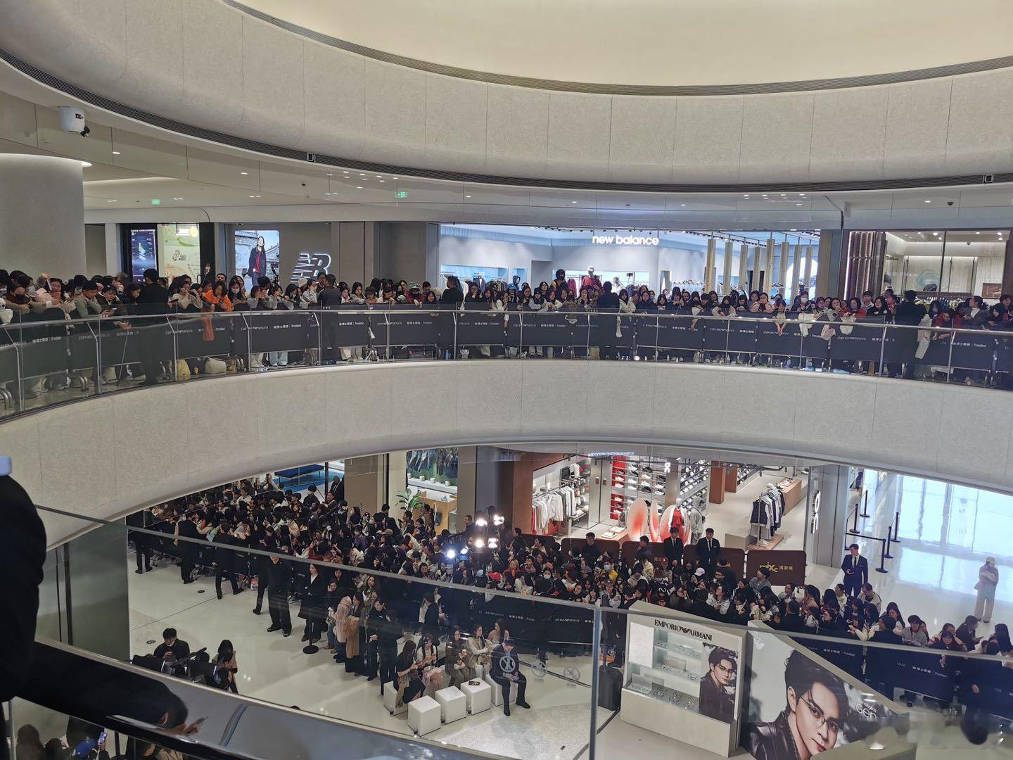 曾舜晞线下疑似春运  天呐，真的是没有想到在周末的早上曾舜晞线下疑似春运，看到粉