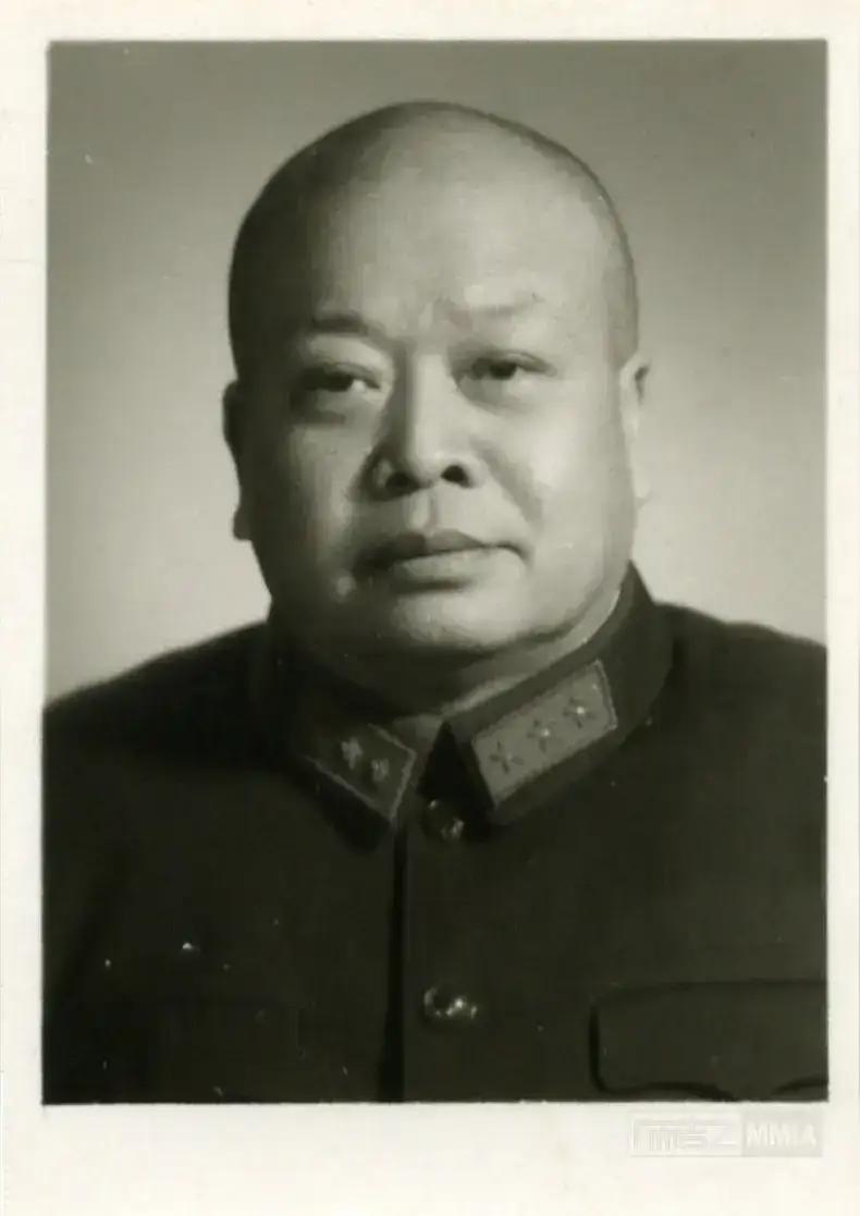 他顾全大局。1955年初冬，他死活不肯接受上将军衔。
        他的条件完