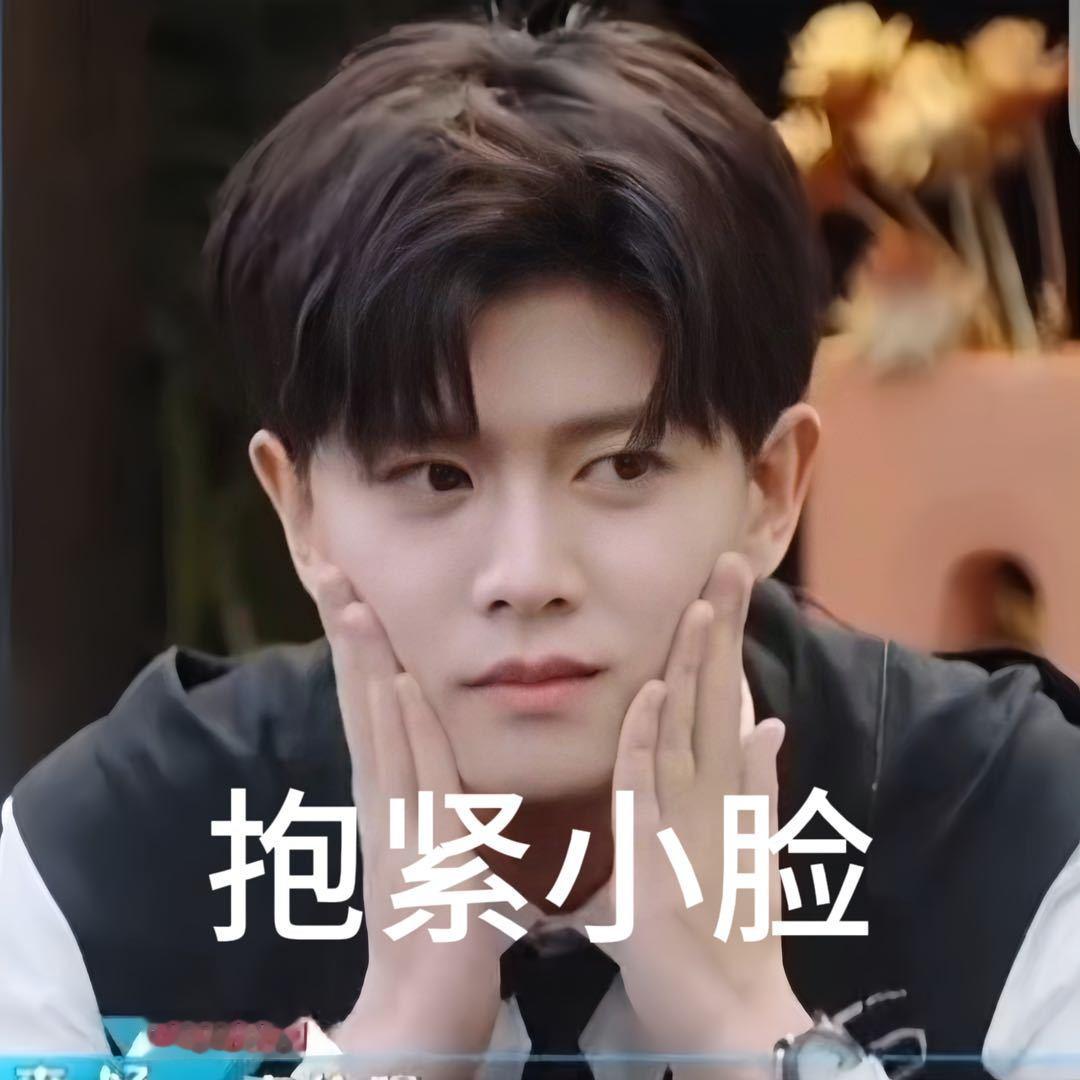 小超咪是不是不太会骑电瓶车，教授的时候就是坐得板板正正慢慢骑，小李成也是板板正正
