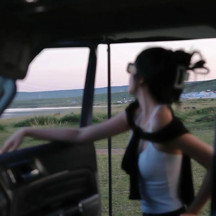 “   让你内耗的人和事，   都不是好人好事，   不理不问，不起波澜。” 