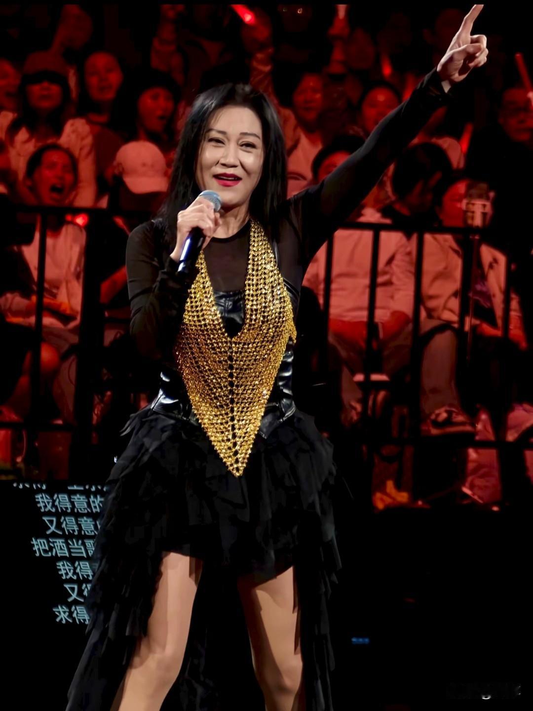 李丽芬嗓音自带一股雄浑开阔的穿透力，不尖不腻，豪迈又大气，唱出来的旋律荡气回肠，