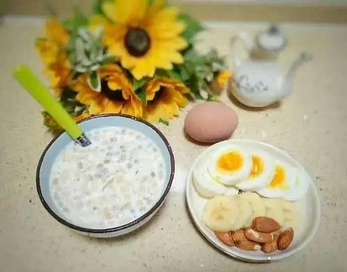 尹锡悦牢房早餐曝光  有电视看就算，早餐还有麦片、煮鸡蛋、坚果和牛奶，这不是妥妥