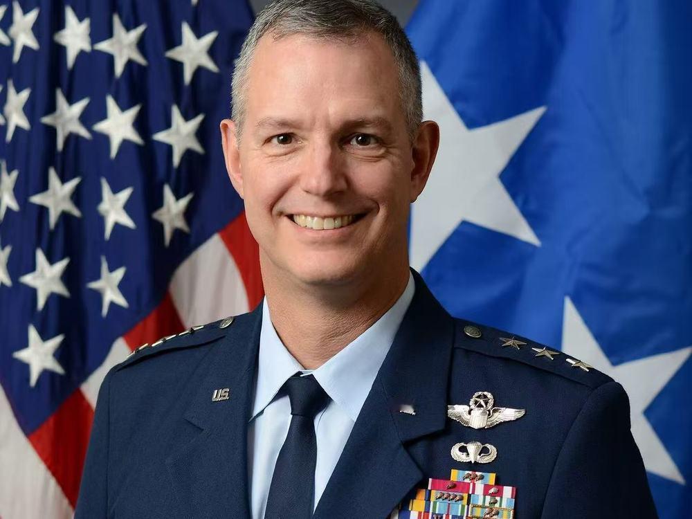 美军撤兵绝非减负！
5000装甲旅东移，全球战略重心大转向。
 
北约欧洲盟军最